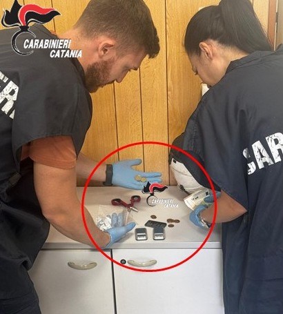 Scopri di più sull'articolo Agrigento – Scoperta casa dello spaccio, carabinieri arrestano due pusher durante vendita di droga
