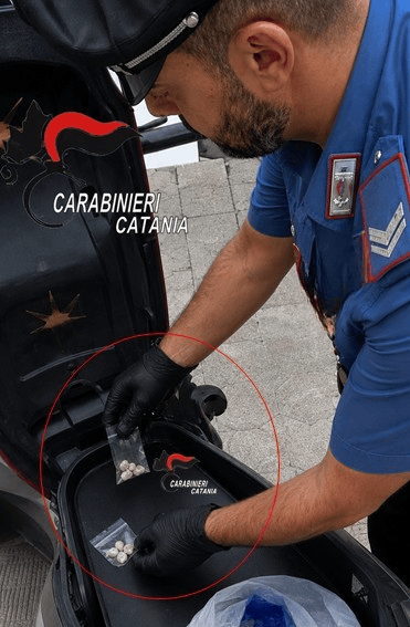 Al momento stai visualizzando Agrigento – Fuori casa nonostante i domiciliari, trovato con droga e denaro: arrestato