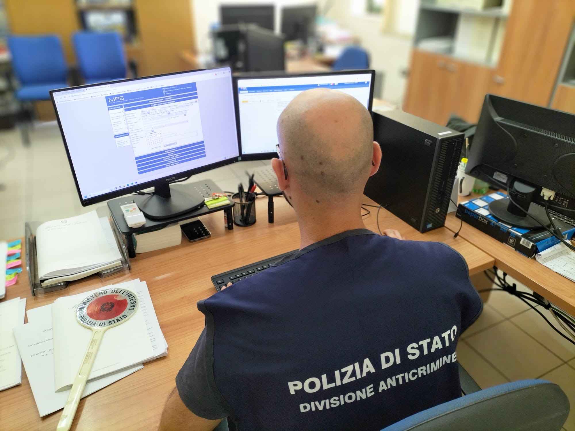 Al momento stai visualizzando Agrigento – Si fa accreditare 29.500 euro da un anziano con la truffa del finto poliziotto, quelli veri lo scoprono e arrestano