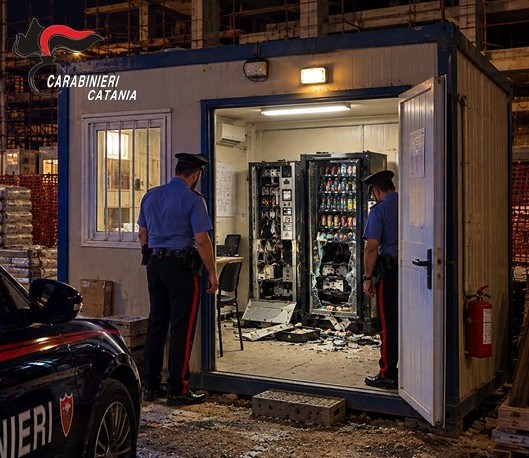 Al momento stai visualizzando Agrigento – Sorpresi a forzare i distributori automatici di un cantiere: arrestata coppia