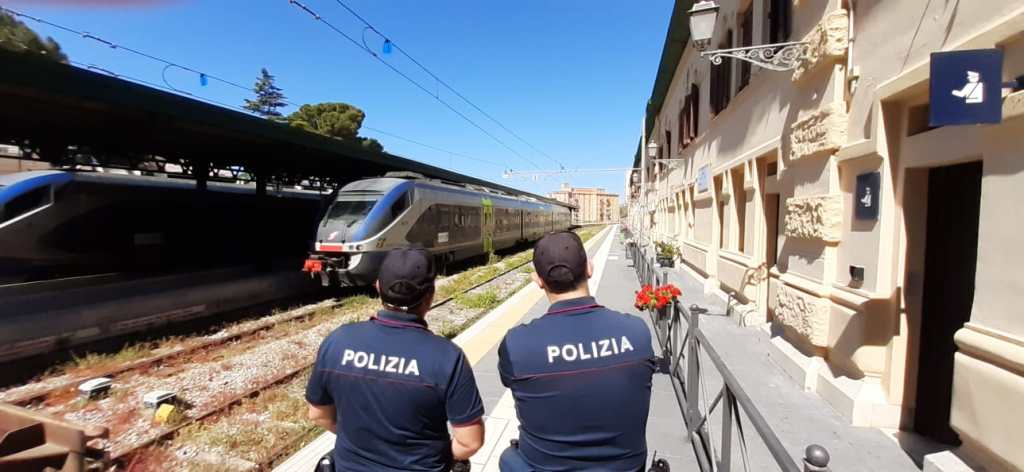 Al momento stai visualizzando Agrigento – Trovano zaino con 700 euro, polizia ferroviaria li restituisce al legittimo proprietario