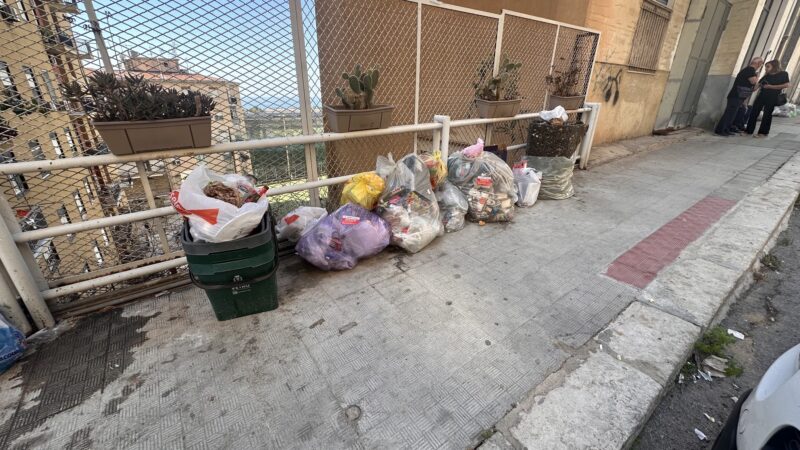 Al momento stai visualizzando Agrigento, via Manzoni sommersa dai rifiuti da nove giorni. Il sindaco Sodano intervenga a tutela della salute pubblica