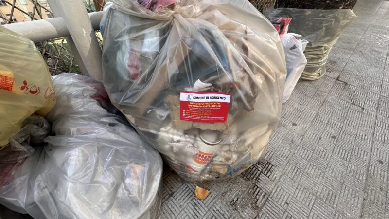 Scopri di più sull'articolo Agrigento, via Manzoni si sveglia tra cumuli di rifiuti: Scattano i verbali e da lunedì la bonifica in danno