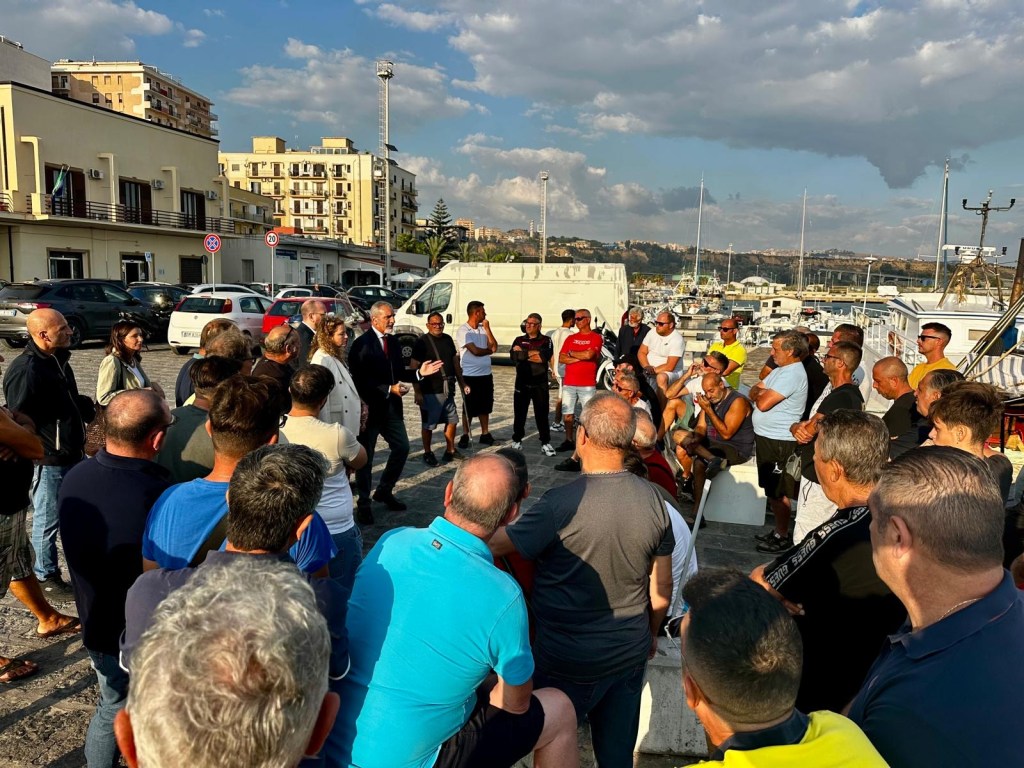 Scopri di più sull'articolo Agrigento – Assemblea marineria Porto Empedocle, Uil e Uila: “servono aiuti concreti”