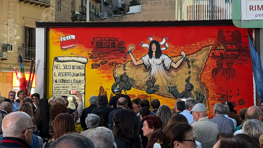 Scopri di più sull'articolo Agrigento – La CGIL dona un murale per ricordare le vittime di mafia, Buscemi: “vogliamo parlare alle nuove generazioni”