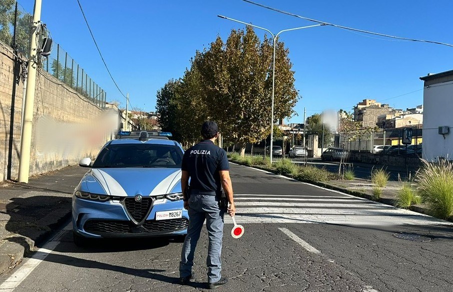 Al momento stai visualizzando Agrigento – Non si ferma all’alt della polizia e sfreccia con gli amici, sotto il tappetino aveva un proiettile: tutti denunciati