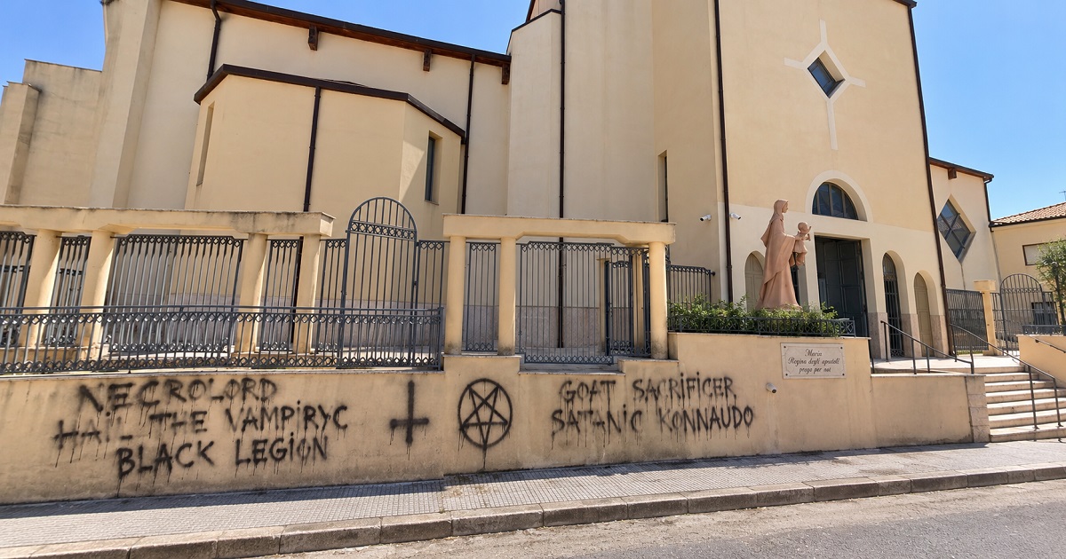 Scopri di più sull'articolo Agrigento – Canicattì, scritte sataniche sul muro della chiesa che custodisce le reliquie di Livatino: indaga la Polizia