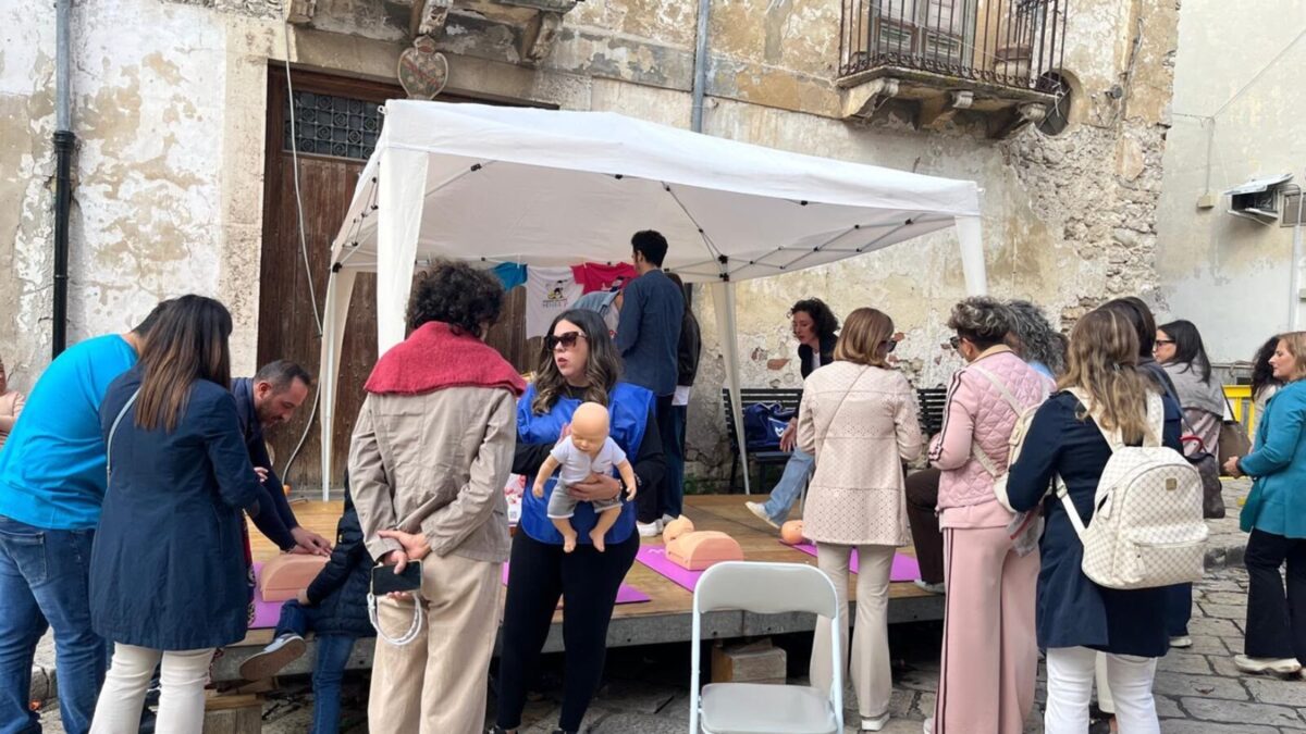 Al momento stai visualizzando Agrigento – Imparare a salvare la vita di un bambino, a San Giovanni Gemini cittadini a lezione di manovre salvavita