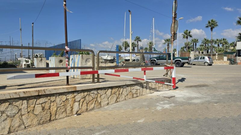 Al momento stai visualizzando Agrigento – Porto di San Leone, spuntano le sbarre per chiudere gli accessi ai pontili. Chi ha autorizzato i lavori e dove sono gli atti?