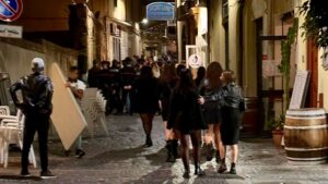 Scopri di più sull'articolo Agrigento, vietato vendere bevande e alcolici in vetro da asporto dalle 22 alle 7 fino al 31 dicembre