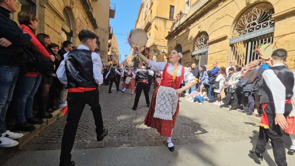 Al momento stai visualizzando Agrigento – “Eventopoli”, una “mazzetta” per lo spettacolo di chiusura del Mandorlo in Fiore 2026?