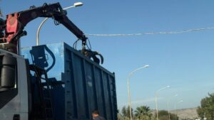 Scopri di più sull'articolo Agrigento – Camion con escavatore urta cavi elettrici a Palma di Montechiaro, traffico in tilt sulla SS115 