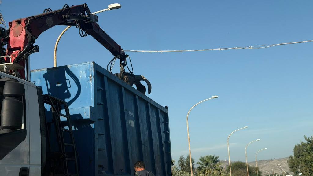 Scopri di più sull'articolo Agrigento – Camion con escavatore urta cavi elettrici a Palma di Montechiaro, traffico in tilt sulla SS115 
