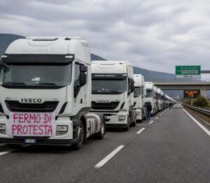 Scopri di più sull'articolo Agrigento – Sicilia, gli autotrasportatori si fermano: “Senza risposte dal Governo protesta a oltranza”
