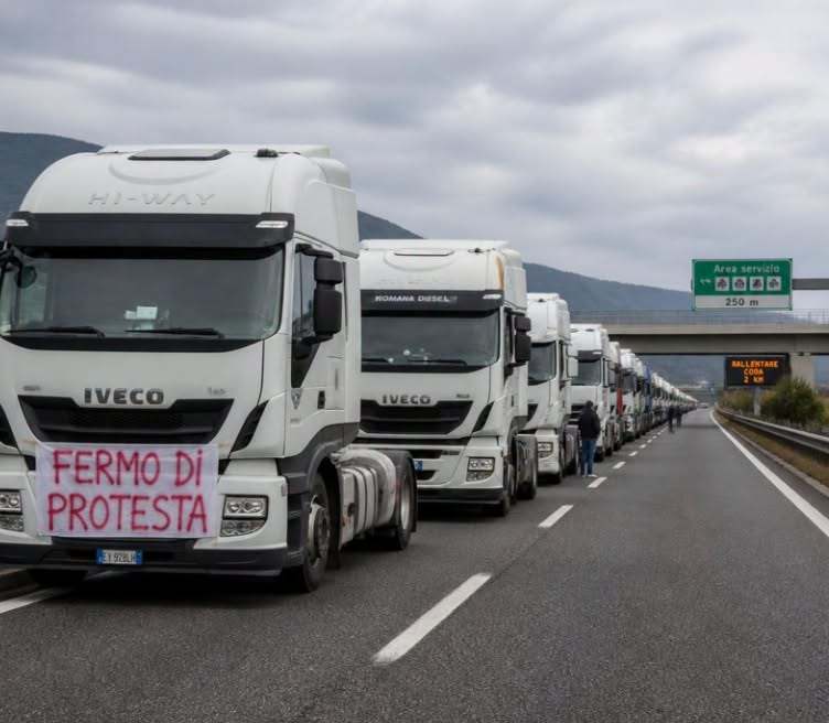 Al momento stai visualizzando Agrigento – Sicilia, gli autotrasportatori si fermano: “Senza risposte dal Governo protesta a oltranza”