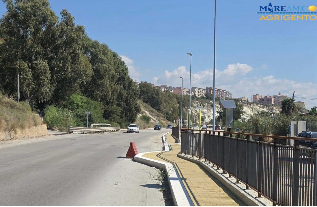 Al momento stai visualizzando Agrigento – Una “perla” di ingegneria urbana a Porto Empedocle: quando il marciapiede a due passi dal mare fa un… buco nell’acqua!