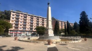 Scopri di più sull'articolo Agrigento – Villa bonfiglio, fontana trascurata e piante secche attorno al monumento ai caduti. Il cambiamento di Sodano è tutto qui?