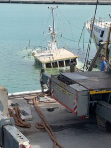 Scopri di più sull'articolo Agrigento – Porto Empedocle, peschereccio semi affondato in porto: necessario l’intervento di una gru specializzata