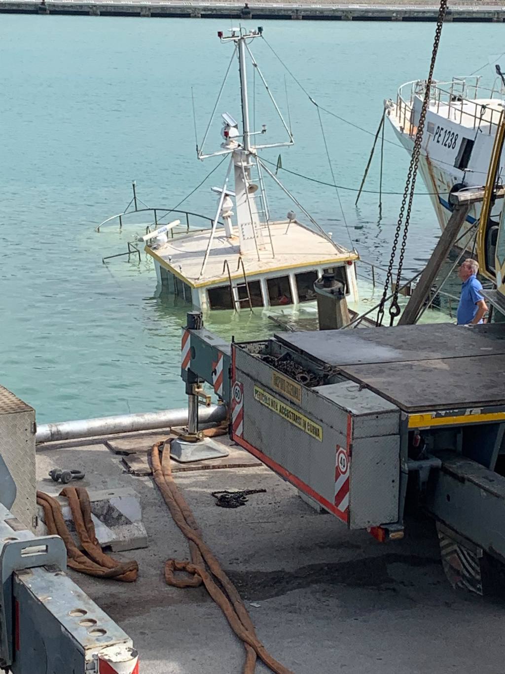 Al momento stai visualizzando Agrigento – Porto Empedocle, peschereccio semi affondato in porto: necessario l’intervento di una gru specializzata