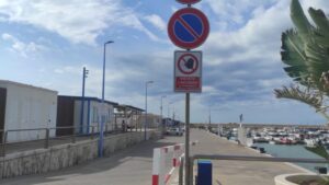Scopri di più sull'articolo Agrigento – Porto di San Leone, dopo le sbarre spuntano anche i divieti. Chi sta chiudendo gli accessi e con quali autorizzazioni?