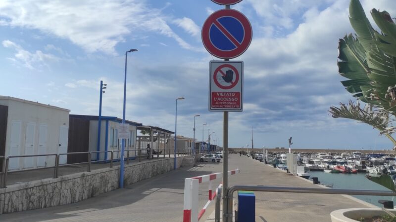 Al momento stai visualizzando Agrigento – Porto di San Leone, dopo le sbarre spuntano anche i divieti. Chi sta chiudendo gli accessi e con quali autorizzazioni?