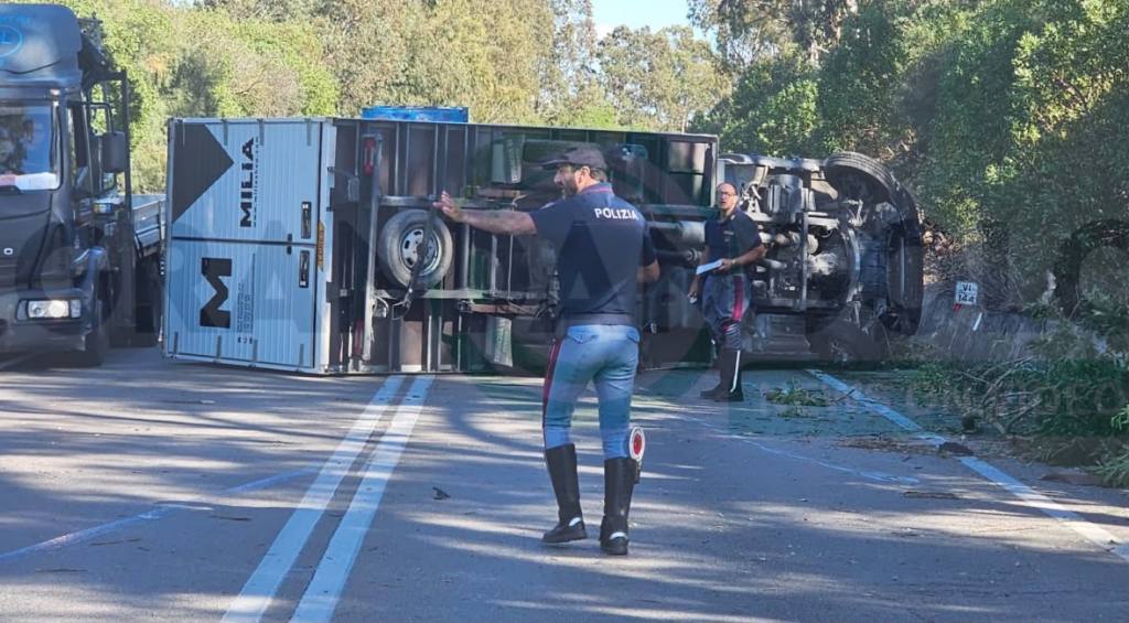 Al momento stai visualizzando Agrigento – Tir si ribalta al bivio di Borgo Bonsignore, ferito il conducente 