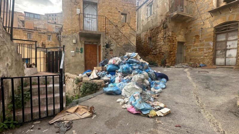 Al momento stai visualizzando Agrigento, Di Rosa torna in via Vallicaldi e trova ancora montagne di rifiuti. «Sindaco Sodano, amministrare è altro»