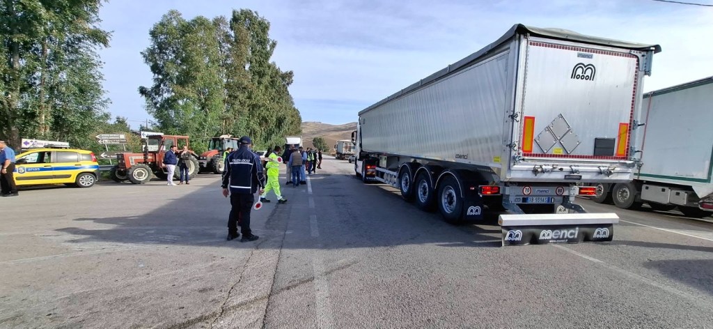 Al momento stai visualizzando Agrigento – Caro carburante, agricoltori e autotrasportatori bloccano il bivio Tumarrano