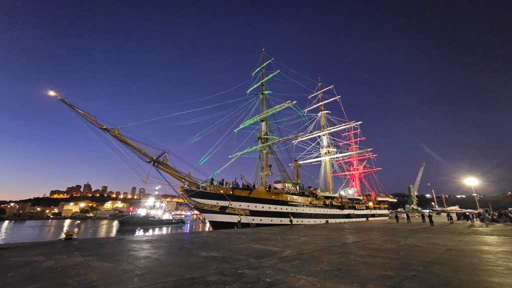 Al momento stai visualizzando Agrigento – L’Amerigo Vespucci approda a Porto Empedocle: festa al tramonto per la nave più bella del mondo