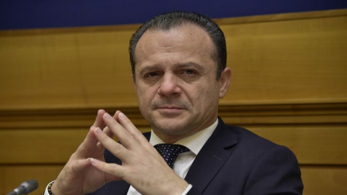 Al momento stai visualizzando Il caffè mai bevuto: De Luca e Sodano litigano a colpi di post, mentre Agrigento ha sete
