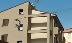 Scopri di più sull'articolo Agrigento – Cavo della corrente elettrica sospeso sulla via Campobello, residenti ed esercenti: “rimuovetelo”
