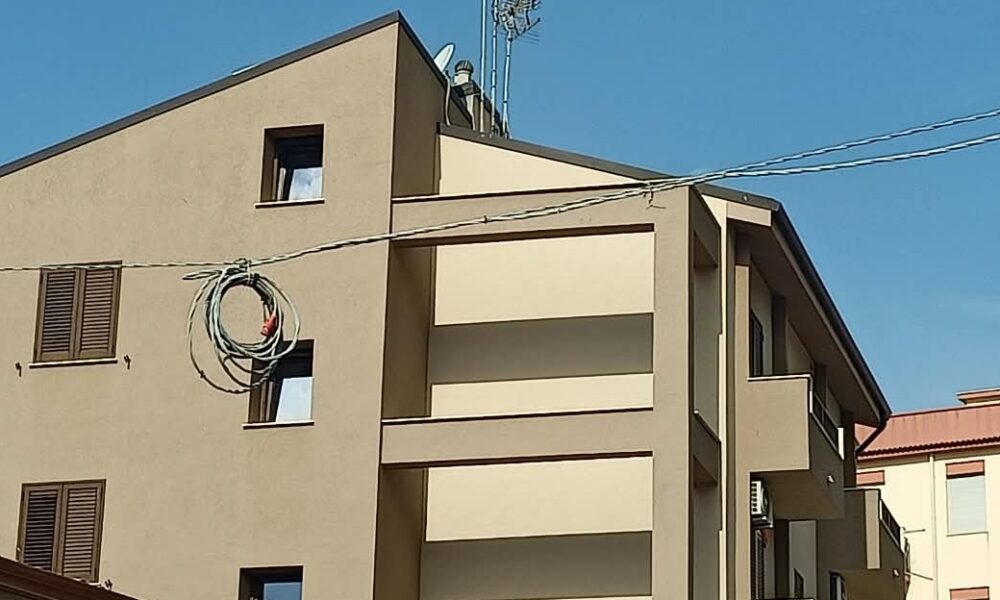 Al momento stai visualizzando Agrigento – Cavo della corrente elettrica sospeso sulla via Campobello, residenti ed esercenti: “rimuovetelo”