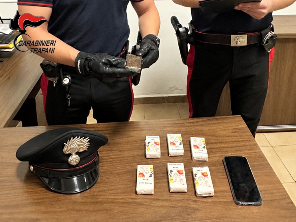Al momento stai visualizzando Agrigento – Ai domiciliari con la droga, arrestato