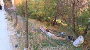 Scopri di più sull'articolo Agrigento – Via Manzoni, dove l’inciviltà supera l’immaginazione e la… recinzione