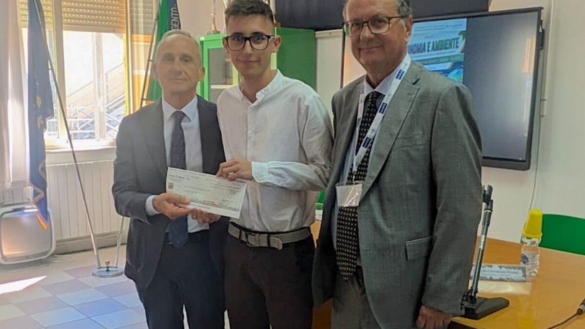 Al momento stai visualizzando Agrigento – Sostenibilità e giovani: il BCC Agrigentino consegna la borsa di studio “Economia e Ambiente”
