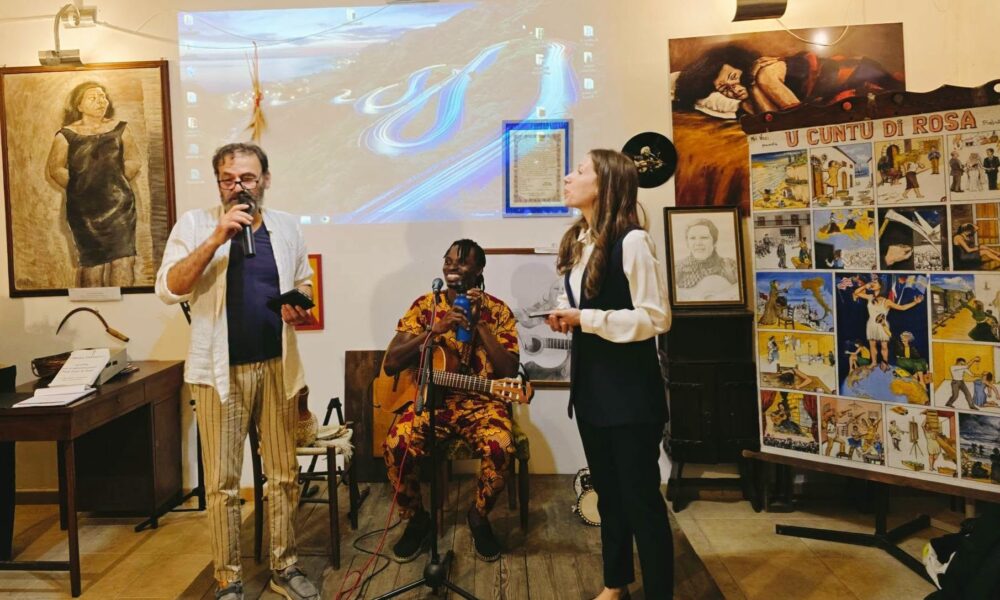 Al momento stai visualizzando Agrigento – Dall’Africa alla Sicilia per cantare Rosa Balistreri: Chris Obehi incanta il pubblico di Licata