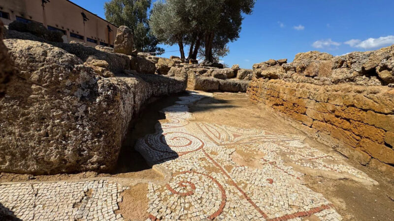 Al momento stai visualizzando Agrigento, riemergono affreschi romani: il mistero del grande peristilio