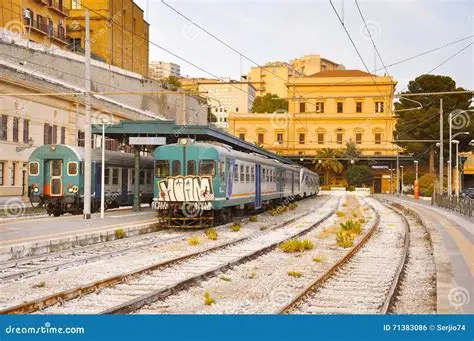 Al momento stai visualizzando Agrigento, sorpreso a imbrattare un treno con i graffiti: denunciato writer