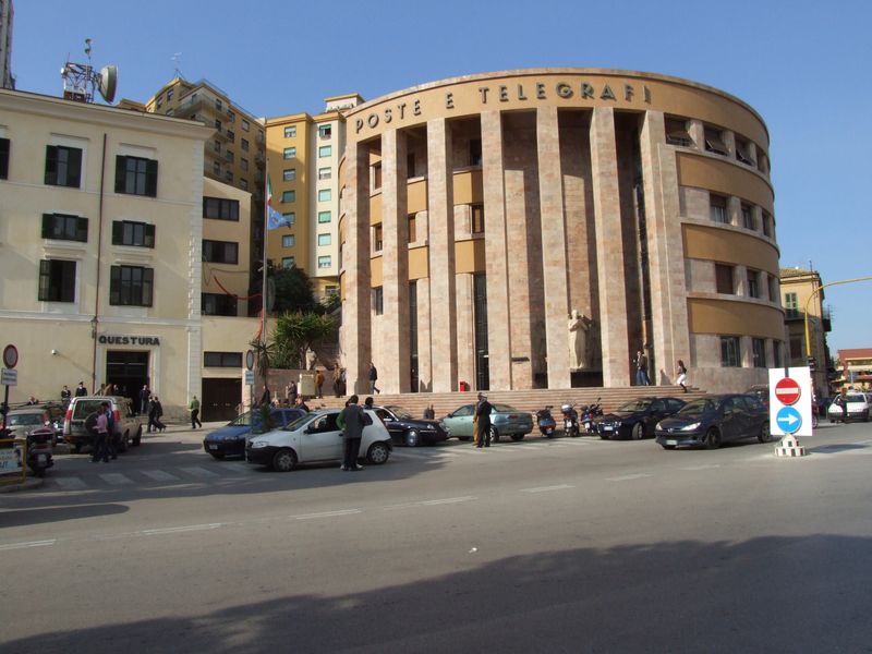 Al momento stai visualizzando Agrigento, vandalizzata la Posta centrale: colla nelle serrature e scritte offensive sui muri