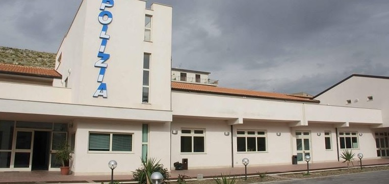 Al momento stai visualizzando Agrigento – Palma di Montechiaro, finto poliziotto tenta di truffare un commerciante: denunciato un 50enne