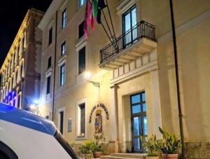 Scopri di più sull'articolo Agrigento – La Polizia di Stato consegna zaino smarrito con 700euro e gli effetti personali a un uomo in difficoltà