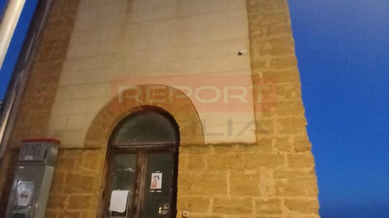 Al momento stai visualizzando Agrigento, crollano calcinacci dal Museo Civico e finiscono su una panchina. Tragedia sfiorata alle 18.55