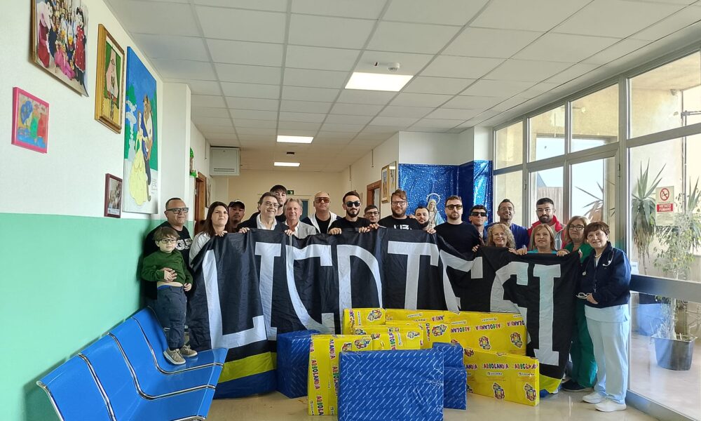 Al momento stai visualizzando Agrigento – Ultras dal cuore d’oro: donati televisore e giocattoli ai bambini di Pediatria