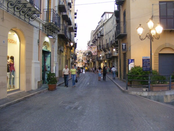 Scopri di più sull'articolo Agrigento – Cade sul marciapiede di via Atenea e si frattura un braccio: agrigentina cita il Comune