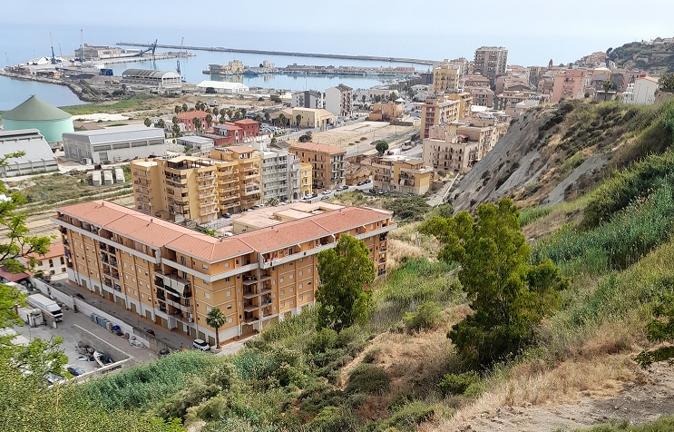 Al momento stai visualizzando Agrigento – Porto Empedocle, allarme truffe agli anziani: falsi agenti chiedono soldi per presunte multe