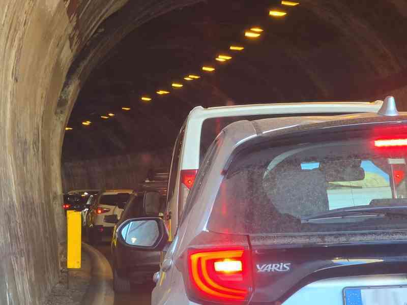 Al momento stai visualizzando Agrigento – A29 bloccata in direzione Mazara e Trapani: lunghe code a Montelepre, mobilitati 118, Anas e vigili del fuoco